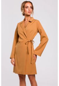 Sukienki.shop - Sukienka żakietowa kopertowa z kołnierzem wiązaniem brązowa. Okazja: na spotkanie biznesowe, do pracy. Kolor: brązowy. Typ sukienki: kopertowe. Styl: biznesowy, elegancki #4