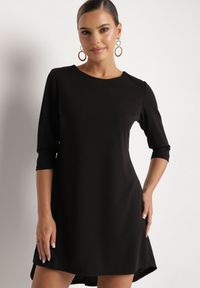 Born2be - Czarna Trapezowa Sukienka z Dłuższym Tyłem Gemirina. Okazja: na co dzień. Kolor: czarny. Typ sukienki: trapezowe. Styl: casual #1
