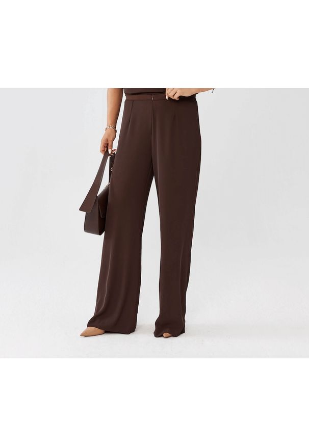 Moda Size Plus Iwanek - Eleganckie czekoladowe spodnie Rosa z poszerzoną nogawką PLUS SIZE XXL OVERSIZE JESIEŃ. Okazja: na co dzień. Stan: podwyższony. Kolekcja: plus size. Kolor: brązowy. Materiał: elastan, tkanina, poliester, materiał. Długość: krótkie. Sezon: jesień. Styl: elegancki