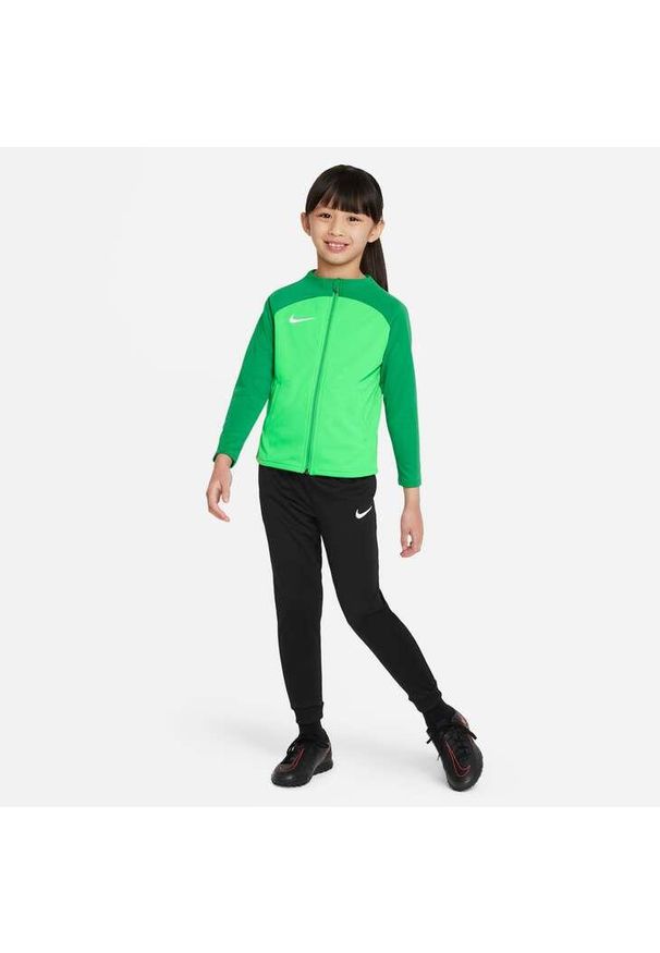 Dres treningowy chłopięcy Nike Academy. Kolor: czarny, zielony, czerwony, wielokolorowy. Materiał: dresówka. Sport: piłka nożna
