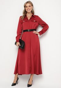 Born2be - Bordowa Sukienka Szmizjerka z Satyny Ozdobiona Paskiem i Imitacjami Kieszeni Vamilea. Okazja: na co dzień. Kolor: czerwony. Materiał: satyna. Wzór: aplikacja. Typ sukienki: szmizjerki. Styl: casual, elegancki, klasyczny #4