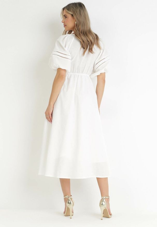 Born2be - Biała Sukienka Maxi z Bawełny i Lnu z Ażurowymi Wstawkami i Gumką w Pasie Arada. Okazja: na co dzień. Kolor: biały. Materiał: bawełna, len. Wzór: ażurowy. Typ sukienki: proste. Styl: casual, wizytowy. Długość: maxi