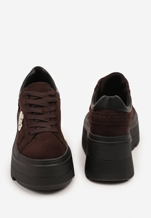 Born2be - Brązowe Sneakersy Vices na Grubej Podeszwie z Metaliczną Ozdobą Tatorelis. Okazja: na co dzień. Kolor: brązowy. Materiał: jeans. Wzór: aplikacja