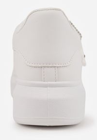 Born2be - Białe Klasyczne Sneakersy z Ozdobną Zawieszką Tenevia. Okazja: na spacer. Nosek buta: okrągły. Zapięcie: sznurówki. Kolor: biały. Materiał: jeans. Sport: turystyka piesza #2