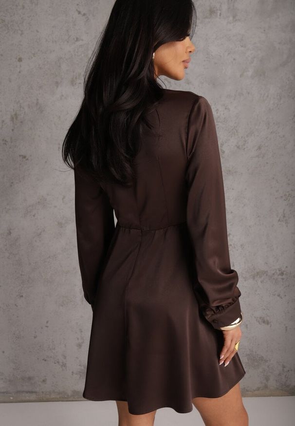 Renee - Brązowa Bawełniana Sukienka VICES z Satyny z Kopertowym Dekoltem Cunelia. Okazja: na co dzień. Typ kołnierza: dekolt kopertowy. Kolor: brązowy. Materiał: satyna, bawełna. Długość rękawa: długi rękaw. Typ sukienki: kopertowe. Styl: casual, elegancki