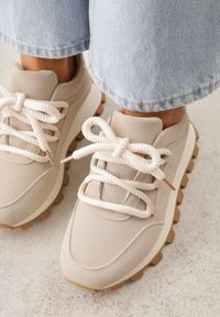 Renee - Beżowe Sneakersy na Platformie Ozdobionej Tłoczeniem Zerla. Okazja: na co dzień. Kolor: beżowy. Materiał: jeans. Wzór: aplikacja. Obcas: na platformie #5