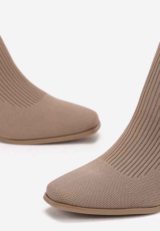 Renee - Ciemnobeżowe Botki za Kostkę z Elastycznego Materiału na Geometrycznym Słupku Aidara. Okazja: na co dzień. Kolor: beżowy. Szerokość cholewki: normalna. Wzór: geometria. Wysokość cholewki: za kostkę. Materiał: materiał. Sezon: wiosna, jesień. Obcas: na słupku. Styl: casual, elegancki. Wysokość obcasa: średni