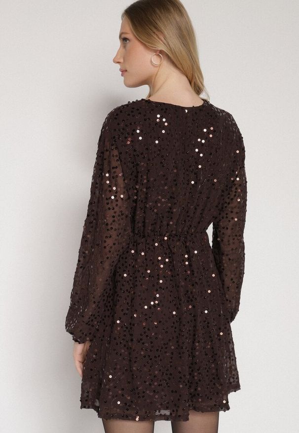 Born2be - Brązowa Cekinowa Sukienka o Rozkloszowanym Kroju z Długimi Rękawami Reira. Okazja: na imprezę. Kolor: brązowy. Materiał: poliester. Długość rękawa: długi rękaw. Styl: elegancki