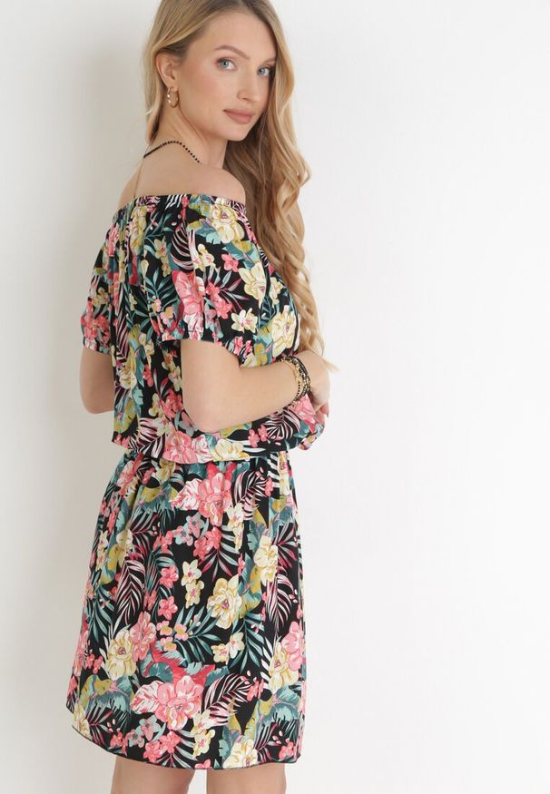 Born2be - Czarno-Różowa Kwiecista Sukienka Mini Hiszpanka z Gumką w Pasie z Wiskozy Neomisia. Typ kołnierza: dekolt hiszpanka. Kolor: czarny. Materiał: wiskoza. Sezon: wiosna, lato. Długość: mini