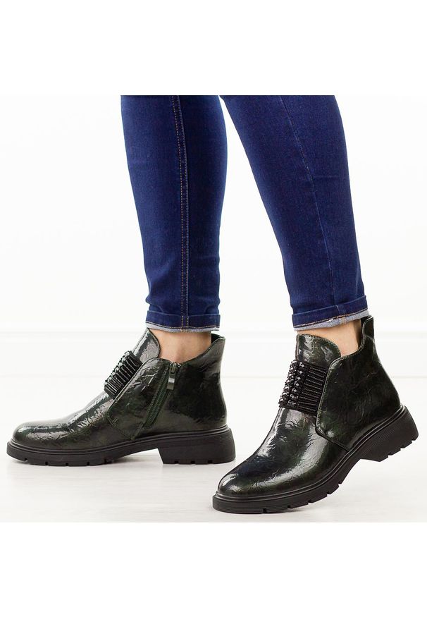 Zielone lakierowane botki damskie M.Daszyński 2501-10. Okazja: na uczelnię, do pracy, na co dzień. Nosek buta: okrągły. Kolor: zielony. Materiał: skóra, lakier. Szerokość cholewki: normalna. Sezon: zima, jesień. Styl: elegancki, casual, klasyczny