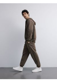 Reserved - Spodnie dresowe comfort fit - jasny zielony. Kolor: zielony. Materiał: dresówka