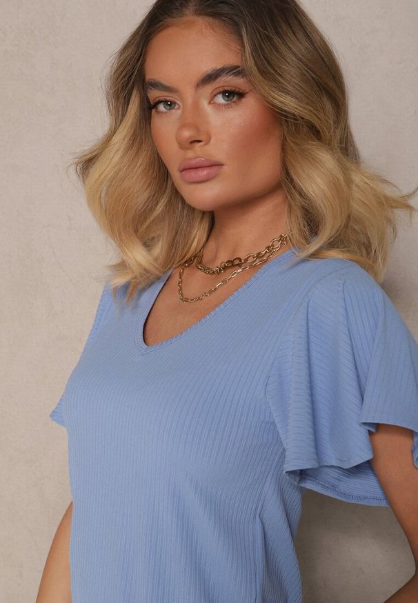 Renee - Niebieska Bluzka Ozdobiona Rozkloszowanymi Rękawami Sunetha. Okazja: na co dzień. Typ kołnierza: dekolt w kształcie V. Kolor: niebieski. Materiał: jeans. Wzór: aplikacja. Styl: elegancki, casual