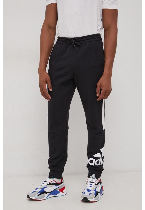Adidas - adidas Spodnie HE4364 męskie kolor czarny z nadrukiem. Kolor: czarny. Materiał: materiał. Wzór: nadruk