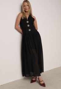 Born2be - Czarna Sukienka z Wiązanym Dekoltem Typu Halter i Biżuteryjnymi Guzikami Raena. Okazja: na co dzień. Typ kołnierza: dekolt halter. Kolor: czarny. Typ sukienki: proste. Styl: casual. Długość: midi #1