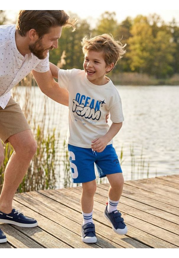 Sinsay - Szorty z materiału French Terry z haftem i regulacją w pasie - niebieski. Kolor: niebieski. Materiał: materiał. Wzór: haft