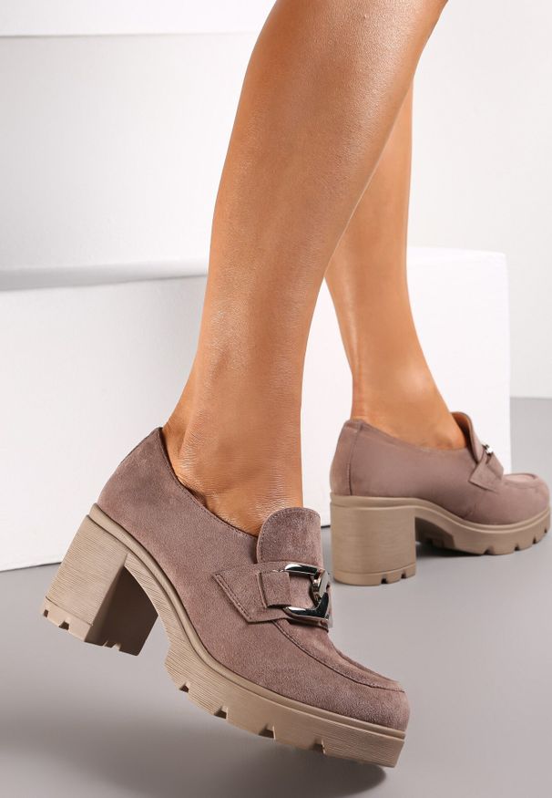 Born2be - Ciemnobeżowe Półbuty z Klamerką i Obcasem z Bieżnikiem Lathia. Kolor: beżowy. Materiał: skóra. Obcas: na obcasie