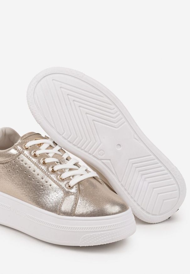 Born2be - Złote Sneakersy Vices na Grubej Podeszwie z Perforacją i Napisem Nonadwin. Okazja: na co dzień, na spacer. Zapięcie: sznurówki. Kolor: złoty. Materiał: jeans. Wzór: napisy. Sport: turystyka piesza