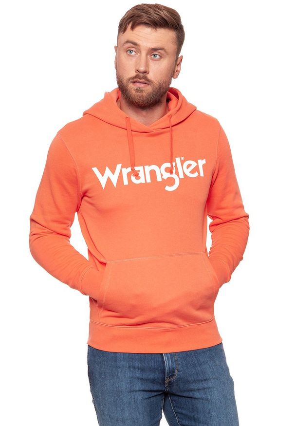 Wrangler - WRANGLER BLUZA LOGO HOODIE GLOW ORANGE W6527HY48. Typ kołnierza: kaptur