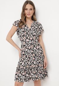 Born2be - Czarno-Beżowa Sukienka z Wiskozy w Kwiatowy Wzór z Kopertowym Dekoltem Avafia. Kolor: czarny. Materiał: wiskoza. Wzór: kwiaty. Sezon: lato. Typ sukienki: kopertowe #6