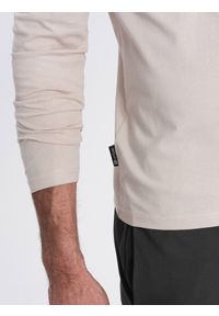 Ombre Clothing - Longsleeve męski bez nadruku z dekoltem w serek - jasnobeżowy V1 - Rozmiar: XXL. Okazja: na co dzień. Typ kołnierza: dekolt w serek. Kolor: beżowy. Materiał: materiał, bawełna. Długość rękawa: długi rękaw. Długość: długie. Wzór: gładki, jednolity. Styl: klasyczny, casual, elegancki #6