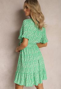 Renee - Jasnozielona Rozkloszowana Sukienka Wiskozowa Mini w Kwiatowy Print z Falbanką Taelle. Kolor: zielony. Materiał: wiskoza. Wzór: kwiaty, nadruk. Długość: mini #5