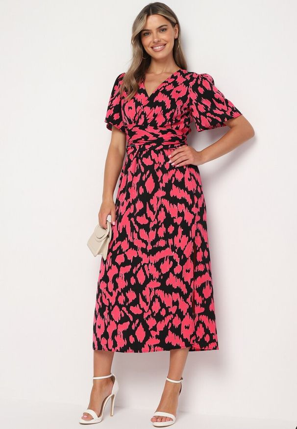 Born2be - Czarno-Różowa Kopertowa Sukienka z Gumką w Pasie i Materiałowym Paskiem z Ozdobnymi Wycięciami Agea. Okazja: na co dzień, na randkę. Kolor: czarny. Materiał: materiał. Długość rękawa: krótki rękaw. Typ sukienki: kopertowe. Styl: casual, elegancki