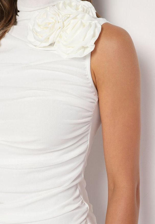 Born2be - Biała Dopasowana Sukienka Bodycon z Aplikacją w Kształcie Kwiatu i Marszczeniami Frinea. Okazja: na co dzień, do pracy. Kolor: biały. Wzór: aplikacja, kwiaty. Typ sukienki: bodycon. Styl: elegancki, casual