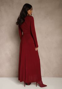 Renee - Bordowa Sukienka Koktajlowa z Marszczeniem i Metaliczną Ozdobą Retanda. Okazja: na randkę, na spotkanie biznesowe, do pracy, na imprezę. Kolor: czerwony. Wzór: aplikacja. Typ sukienki: asymetryczne. Styl: wizytowy #3