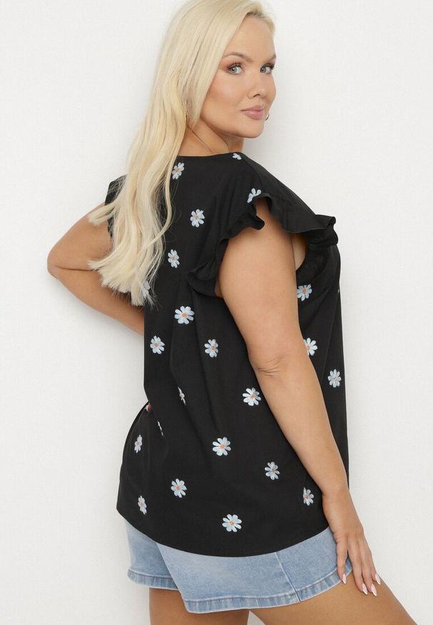 Born2be - Czarna Bluzka z Wiskozy w Kwiaty Tolamea. Okazja: na co dzień. Kolor: czarny. Materiał: wiskoza. Wzór: kwiaty. Styl: casual