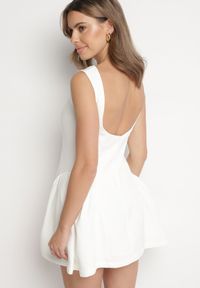 Born2be - Biała Taliowana Sukienka z Odkrytymi Plecami Florreti. Typ kołnierza: dekolt na plecach. Kolor: biały. Typ sukienki: dopasowane #2