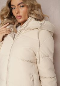 Renee - Beżowa Kurtka Pikowana z Suwakami po Bokach Hafida. Okazja: na co dzień. Kolor: beżowy. Materiał: jeans. Długość rękawa: długi rękaw. Długość: długie. Sezon: zima. Styl: casual #3
