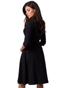 BeWear - Rozkloszowana sukienka kopertowa z wiązaniem w pasie czarna. Okazja: do pracy. Kolor: czarny. Typ sukienki: kopertowe. Styl: elegancki, wizytowy