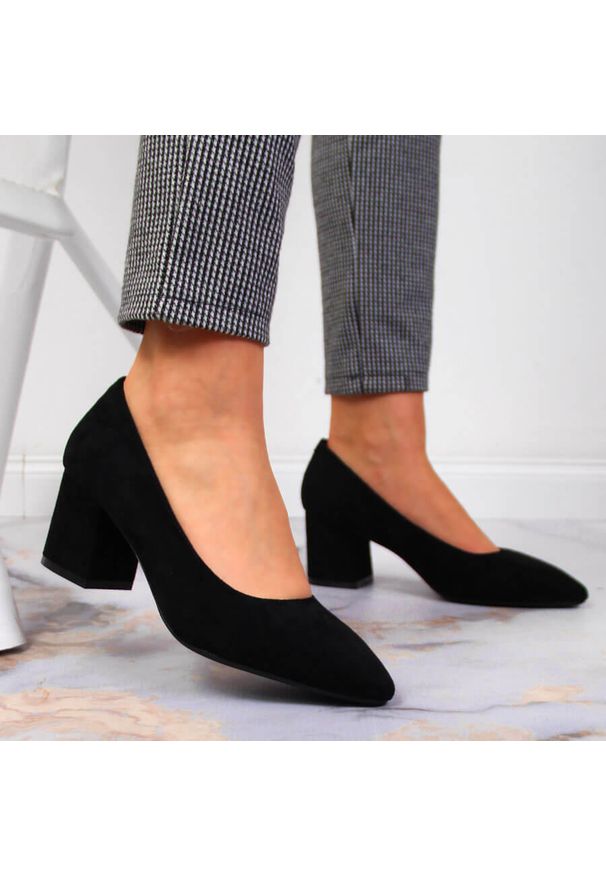 Czółenka na obcasie zamszowe czarne Sergio Leone PB411. Kolor: czarny. Materiał: zamsz. Szerokość cholewki: normalna. Obcas: na obcasie. Wysokość obcasa: średni