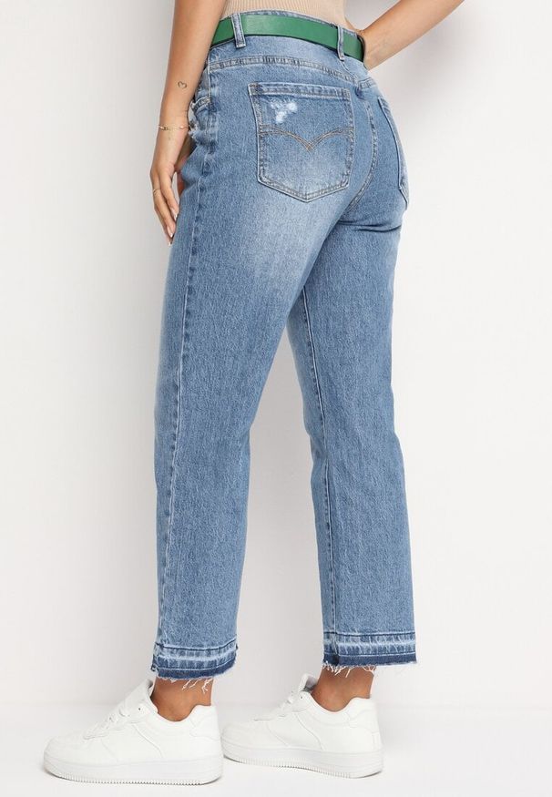 Born2be - Niebieskie Jeansy z Bawełny z Prostymi Nogawkami Ozdobione Paskiem i Przetarciami Velantha. Okazja: na co dzień. Kolor: niebieski. Wzór: aplikacja. Styl: elegancki, casual