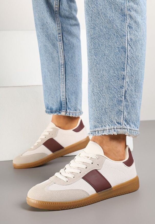 Born2be - Biało-Bordowe Sneakersy Retro w Stylu Klasycznych Tenisówek Tanonea. Okazja: na co dzień. Zapięcie: sznurówki. Kolor: biały. Materiał: jeans