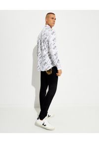 Versace Jeans Couture - VERSACE JEANS COUTURE - Biała koszula z nadrukiem. Kolor: biały. Materiał: bawełna. Długość rękawa: długi rękaw. Długość: długie. Wzór: nadruk. Styl: klasyczny #5