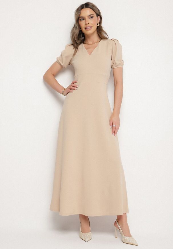 Born2be - Jasnobeżowa Sukienka Rozkloszowana z Trójkątnym Dekoltem Efralinae. Okazja: na spacer, na imprezę. Kolor: beżowy. Sezon: lato. Typ sukienki: rozkloszowane. Styl: elegancki, klasyczny