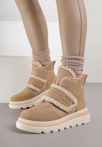 Renee - Ciemnobeżowe Śniegowce Ozdobione Futerkiem i Przeszyciami Newelara. Okazja: na co dzień. Zapięcie: rzepy. Kolor: beżowy. Materiał: futro. Wzór: aplikacja. Styl: casual #1