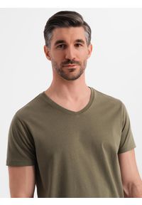 Ombre Clothing - Męska klasyczna bawełniana koszulka z dekoltem w serek BASIC – ciemnooliwkowa V6. Typ kołnierza: dekolt w serek. Kolor: oliwkowy. Materiał: bawełna. Styl: klasyczny
