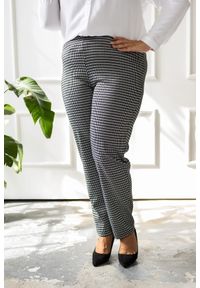 Nasi partnerzy - Spodnie Alex we wzór w czarno-białej pepitki PLUS SIZE XXL. Stan: podwyższony. Kolekcja: plus size. Kolor: wielokolorowy, czarny, biały. Materiał: wiskoza, guma, dzianina, elastan, materiał. Styl: sportowy, elegancki