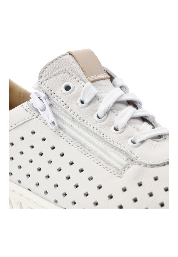 Półbuty damskie Wasak, z perforowaną cholewką na lekkiej elastycznej podeszwie z bocznym zamkiem i subtelnymi wstawkami, białe, 0812. Okazja: na spacer, na co dzień. Zapięcie: zamek. Kolor: biały. Materiał: skóra. Szerokość cholewki: normalna. Wzór: grochy. Styl: casual, elegancki, klasyczny