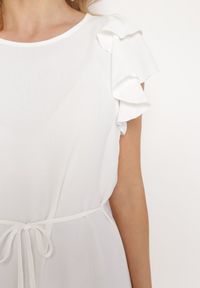 Born2be - Biała Trapezowa Sukienka z Krótkim Rękawem z Falbankami Wiązana Cienkim Paskiem Rissalia. Typ kołnierza: kołnierz z falbankami. Kolor: biały. Długość rękawa: krótki rękaw. Typ sukienki: trapezowe. Styl: klasyczny #3