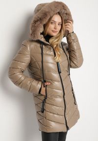 Born2be - Brązowa Pikowana Kurtka z Kapturem z Futerkiem Zorria. Typ kołnierza: kaptur. Kolekcja: plus size. Kolor: brązowy. Materiał: futro. Wzór: aplikacja