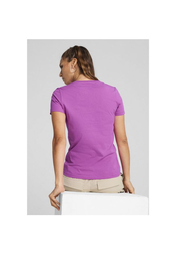 Puma - Damska koszulka ESS ELEVATED PUMA Wild Berry Purple. Kolor: fioletowy. Wzór: aplikacja, haft