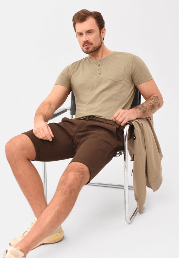 Volcano - T-shirt z rozpinanym dekoltem T-WARREN. Kolor: beżowy. Materiał: skóra, bawełna, materiał, jeans. Długość rękawa: krótki rękaw. Długość: krótkie. Wzór: melanż, aplikacja. Sezon: lato. Styl: klasyczny