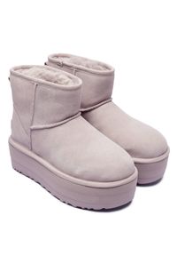 Ugg - Buty zimowe damskie UGG W CLASSIC MINI PLATFORM. Kolor: fioletowy. Materiał: lyocell, poliester, skóra, zamsz, wełna. Szerokość cholewki: normalna. Wzór: aplikacja. Sezon: zima. Obcas: na platformie #4