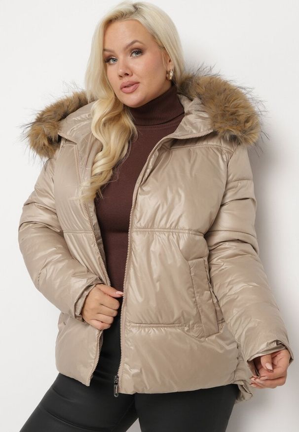 Born2be - Beżowa Pikowana Kurtka z Dłuższym Tyłem i Kapturem Obszytym Futerkiem Zemizelle. Okazja: na co dzień. Kolekcja: plus size. Kolor: beżowy, brązowy. Materiał: futro. Długość: długie. Wzór: aplikacja. Styl: elegancki, klasyczny, casual