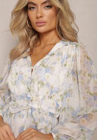 Renee - Biało-Niebieska Rozkloszowana Sukienka z Falbankami i Materiałowym Paskiem w Talii Viorena. Okazja: na co dzień. Typ kołnierza: kołnierz z falbankami. Kolor: biały. Materiał: materiał. Typ sukienki: proste. Styl: elegancki, casual