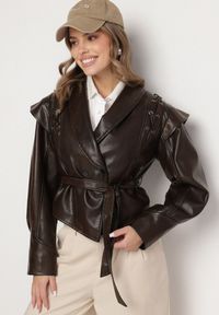 Born2be - Ciemnobrązowa Kurtka w Stylu Ramoneski z Wiskozą Sznurowaniem i Paskiem Janoliana. Kolor: brązowy. Materiał: wiskoza. Styl: sportowy