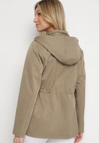 Born2be - Zielona Kurtka Parka z Odpinanym Kapturem i Ozdobnymi Suwakami Velotia. Okazja: na co dzień. Kolor: zielony. Materiał: jeans, koronka. Długość rękawa: długi rękaw. Długość: długie. Wzór: koronka. Styl: klasyczny, casual, elegancki #6